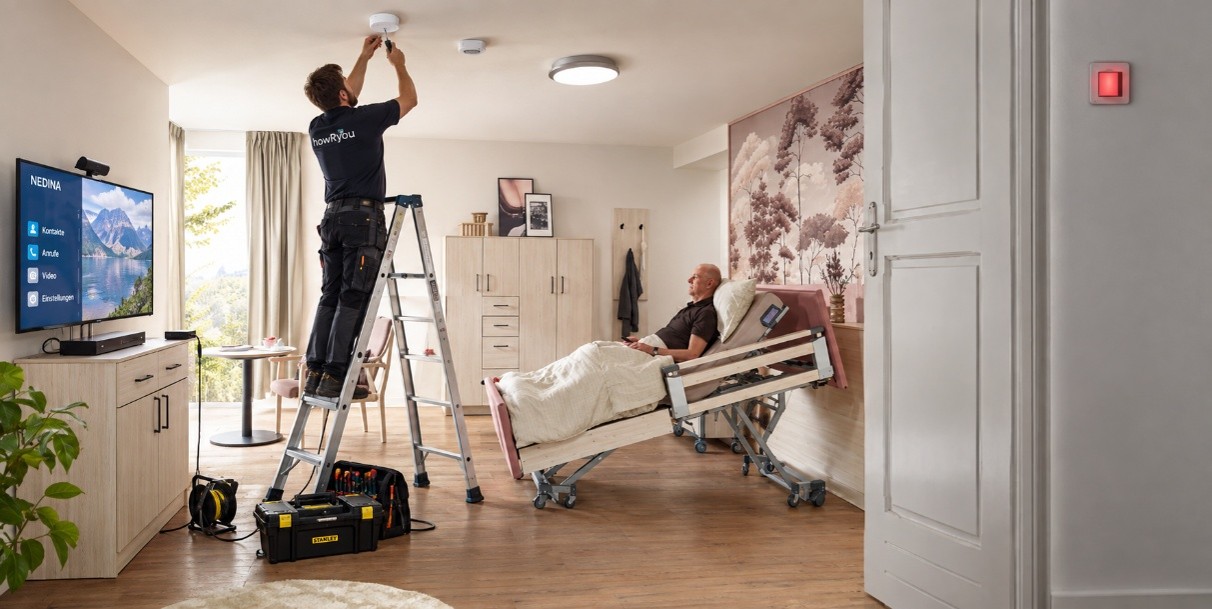 Installation eines NEDINA®-Deckensensors in einem Bewohnerzimmer